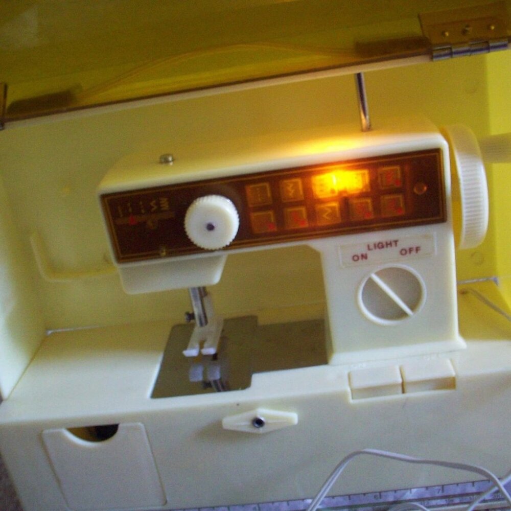Easy Sew Kids Sewing Machine With Carrying Case Vintage (Tested Works) *